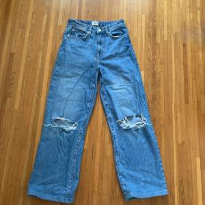 Ett par högmidjade jeans med hål i knäna från lager 157 i storlek xs. Bra skick