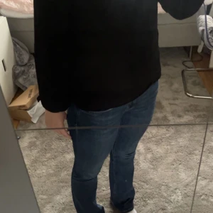 Low waist bootcut jeans - Säljer dessa jätte fina marinblå, bootcut jeans ifrån ginatricot💕 De är low waist och i storlek 38. Extremt lika zaras jeans! Säljes för 250 + köpare står för frakt ❣️ Det är bara att höra av sig om man vill ha fler bilder💕 