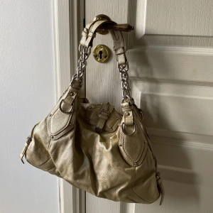 Fin beige-bit handväska med silver detaljer - Jättefin väska som är min mammas gamla, bra skick och köptes runt 2000-talet. 