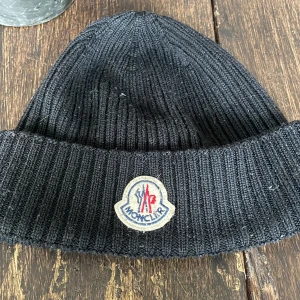 Moncler mössa  - Sparsamt använd