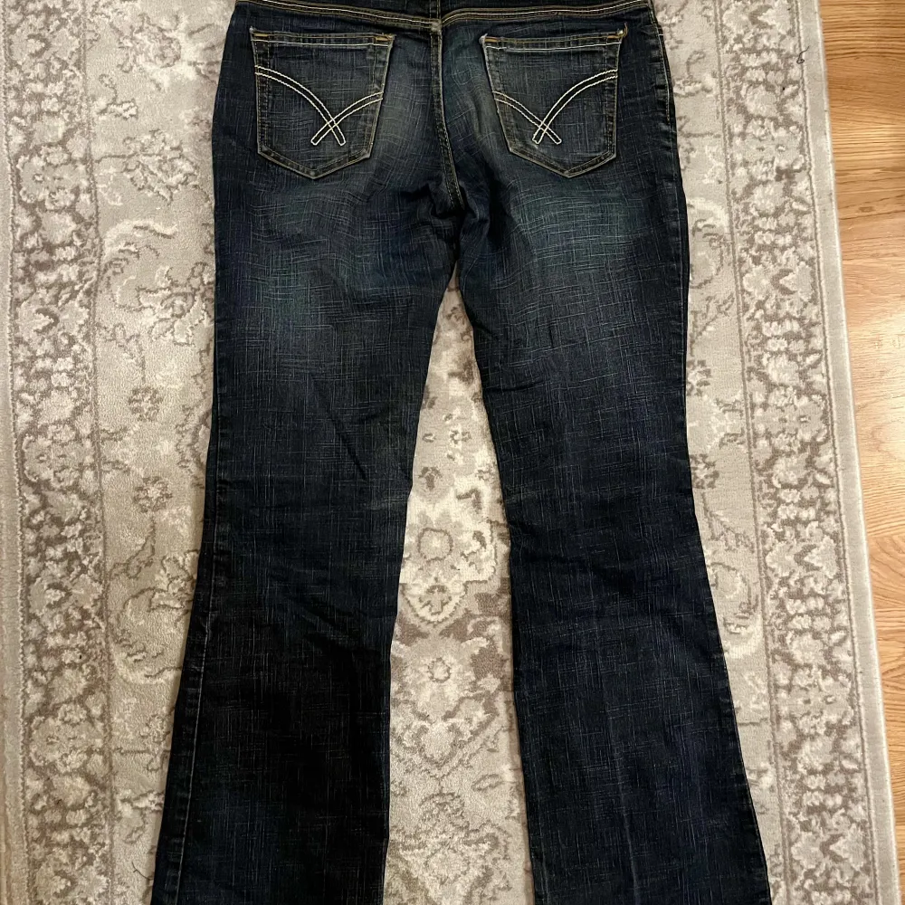 Jättefina y2k jeans som inte kommer till användning längre. Dom sitter snyggt och midjemåttet är 80cm och ytterbenslängden är 99cm. Kom dm för fler bilder och använd gärna köp nu!🌟🌟. Jeans & Byxor.