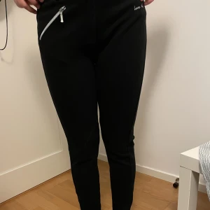 Rid byxor  - Fanatiska rid ridbyxor jätte sköna och dem är fodrade. Har använt typ 3-5 gånger. Dem är jätte sköna att rida med. Dem är lite korta i benen men störe i midjan. 