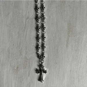 Chrome hearts halsband - Lägger upp igen för fri frakt, obs ej äkta chrome hearts! Har haft den i flera månader och färgen har inte ändrats, men den är inte min stil längre