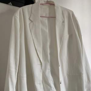 Säljer min vita kappan från H&M. Aldrig använt, köpte den och hängde i garderoben😅den är precis som ny och är i storlek xs men är lite oversize 💞
