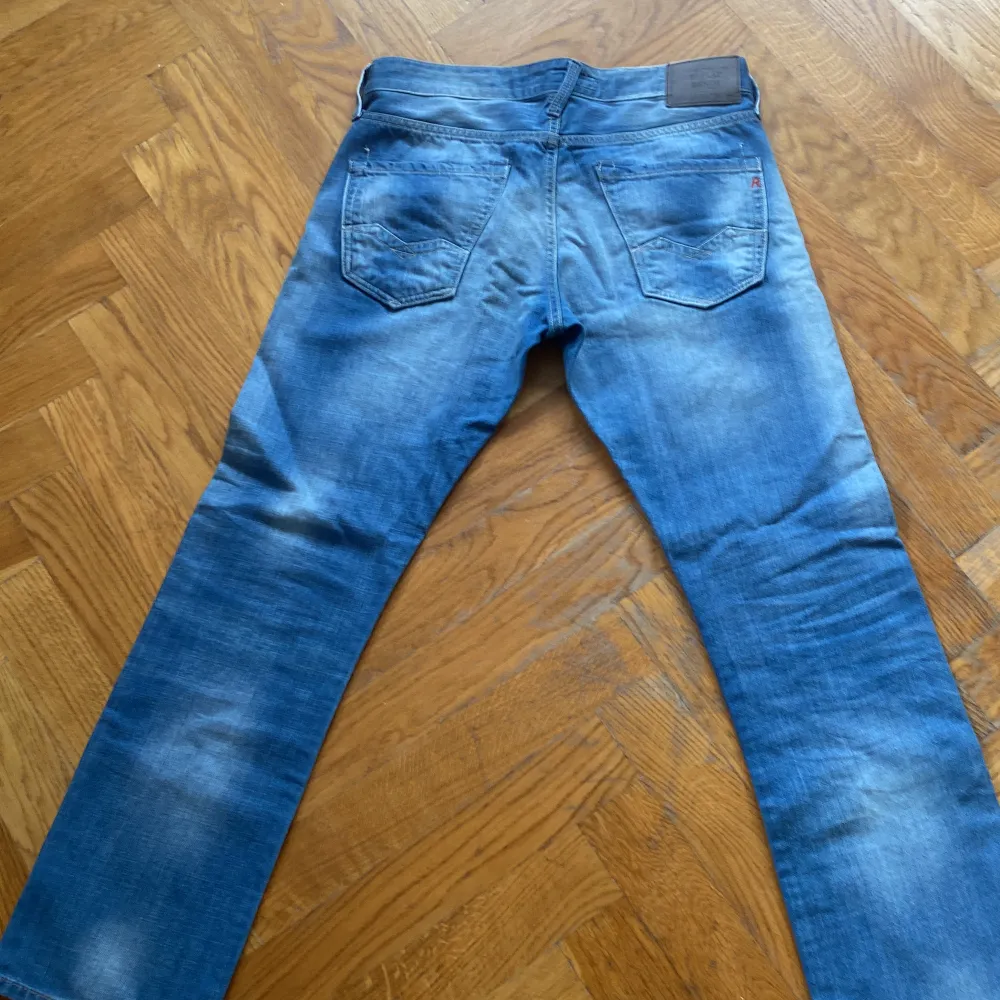 Säljer dessa replay jeans e mycket bra skick. Storleken är runt 30/30. Nypris ca: 1500kr mitt pris: 399kr.. Jeans & Byxor.