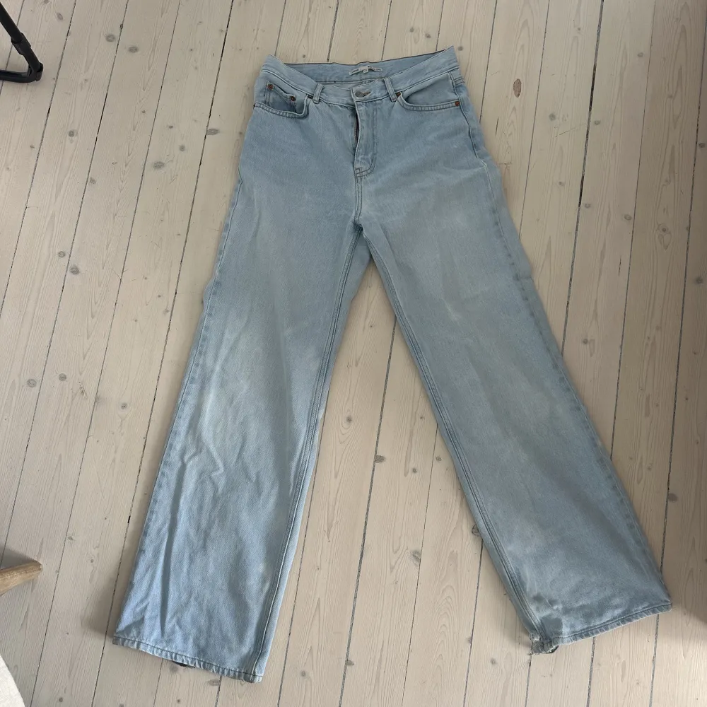 Storlek 29, funkar supersnyggt som oversize jeans om man är en mindre storlek. Något slitna vid kanten.  KONTAKTA MIG INNAN KÖP  💗. Jeans & Byxor.