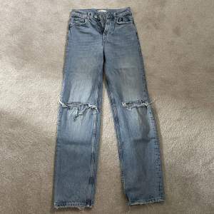 Jeans från Gina tricot i storlek 32. Knappt använda. 