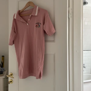 oversized polo  - superskön oversized polo-shirt (slutar mitt på låren på mig som är 164cm). köpt på second hand