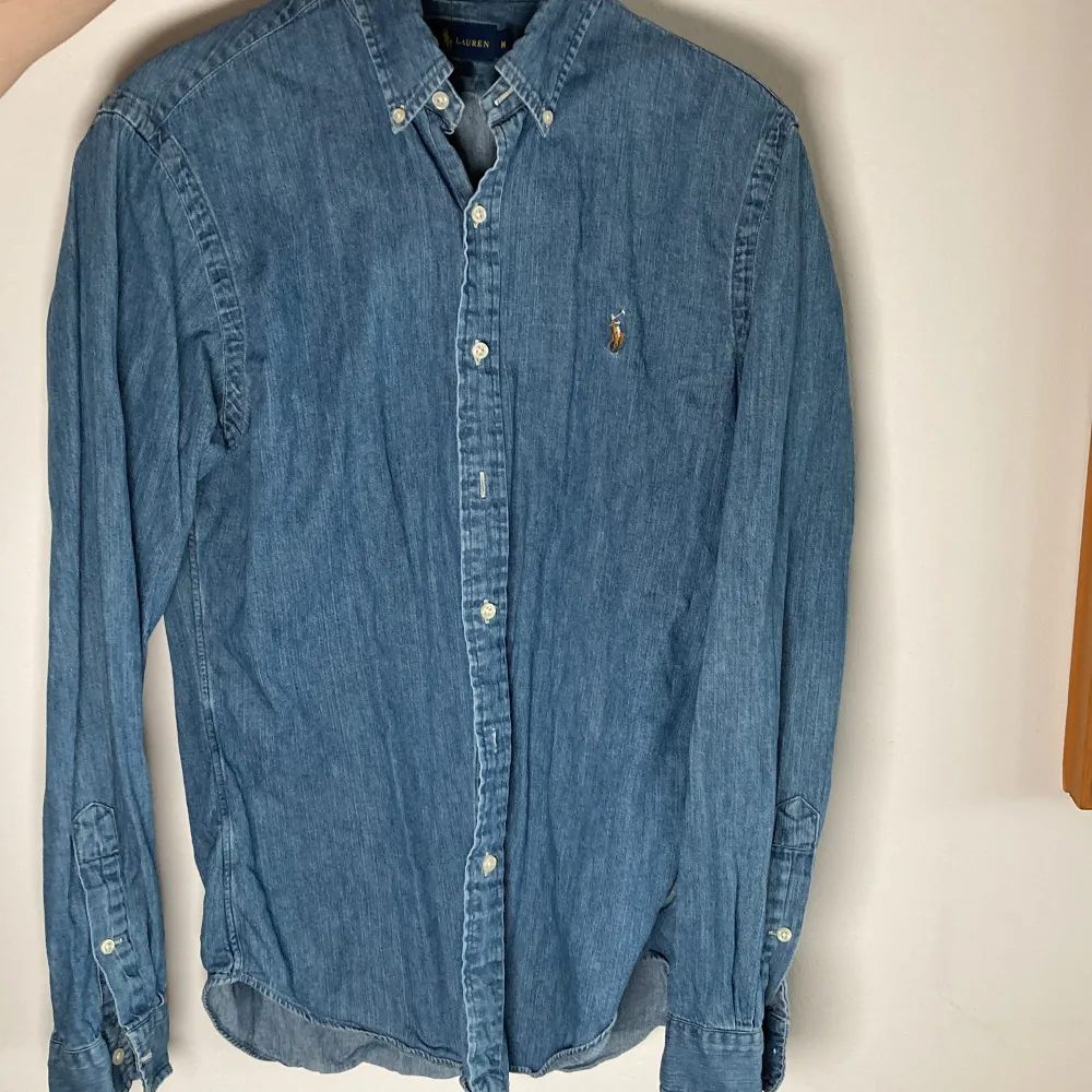 Slimfit Ralph Lauren skjorta av jeans i bra skicka, Medium. Skjortor.