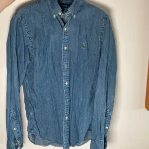Slimfit Ralph Lauren skjorta av jeans i bra skicka, Medium