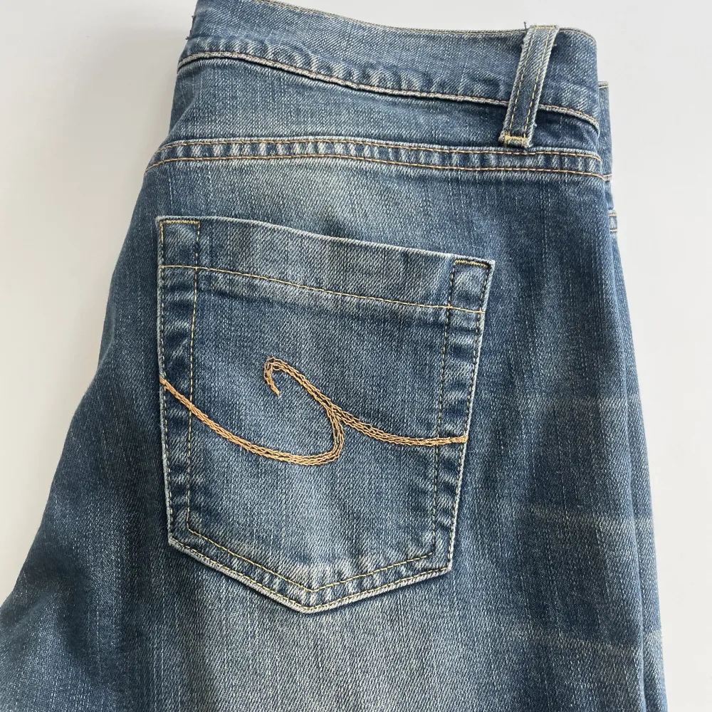 Säljer mina fina lågmidjade Crocker jeans i bootcutmodell då dom inte används längre. Perfekt skick! Innerbenslängd: 75cm, midjemått (rakt över): 39cm. Jag skulle säga att midjan är som en 26/27 inte 29. Möts upp i Sthlm, annars står köparen för frakten💜💕. Jeans & Byxor.