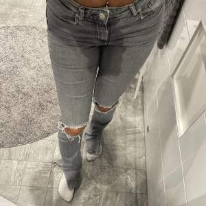 Grå Zara jeans. Super snygga stretchiga jeans med hål i knäna. Finns tecken på användning längst ner på byxorna. Men inget som syns när dom sitter på, skriv för fler bilder😇. 
