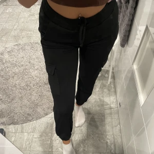 Cargo byxor - Svarta cargo byxor i ett stretchigt tyg. Aldrig använda bara testade.  Stl XS men skulle även säga att dom passar S☺️. 