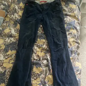 Low waist, bootcut/flare jeans i mörkblått. Säljer pga för små. Kontakta vid intresse❤️