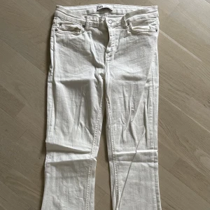 Bootcut jeans - Vita jeans i bootcut modell.  Aldrig använda.  Från ZARA. 