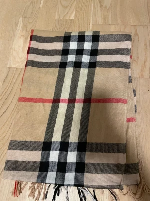 Burberry scarf - Burberry scarf gammal modell 
