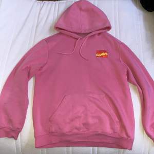 En rosa hoodie riktigt bra kvalite och användbar i ett långt tag till. storlek (M) använd i 1 år och är fortfarande i en bra form och inget fel. Ett stort tryck på ryggen med 
