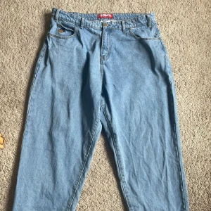 Butter Santouosso - Butter Goods Santouosso köpta förra sommaren, bara använda ett dussin ggr pga felaktig storlek. Minimalt slitage. Sitter väldigt baggy.