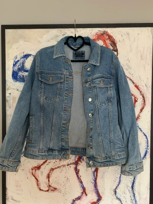 Jeansjacka | Massimo Dutti - Blå jeansjacka från Massimo Dutti. Storlek Eur M. Bra skick. Snygg modell. Bra kvalitet. 