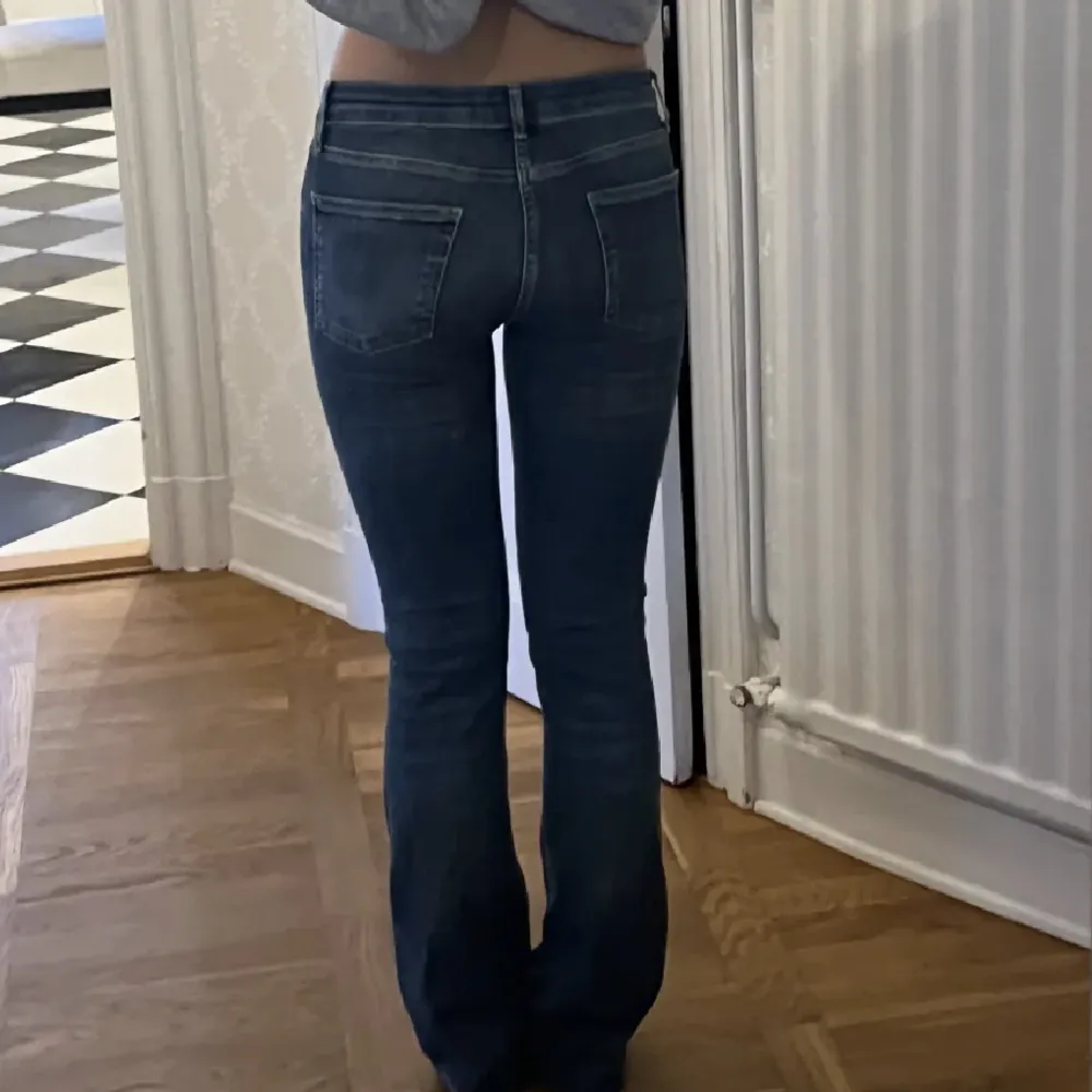 Lågmidjade jeans från zara. Jätte fina!!! Pris kan diskuteras💓💓. Jeans & Byxor.