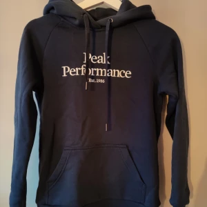 Hoodie  - Peak performance hoodie. Aldrig använd men väldigt skön och är nu för liten.