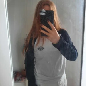 Dickies långarmad tröja - En svart/vit dickies tröja inhandlad från Carlings för mindre än 1 år sedan. Storlek xs och knappt använd😊