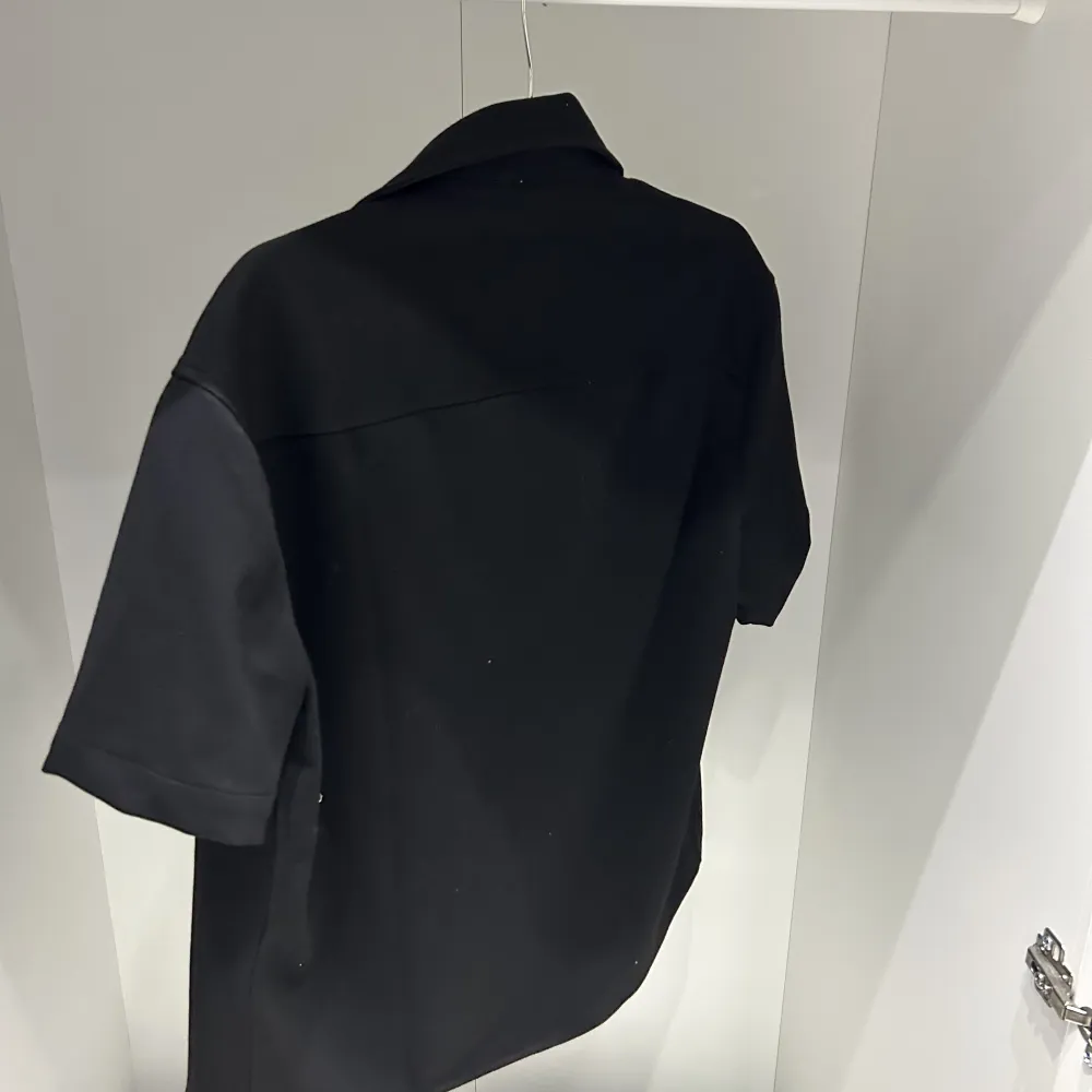 Zara skjorta/Overshirt i storlek S. Dne är aldrig använd med ett nypris på 600kr. Säljer den för 350. Haft den i en månad men Aldirg kunnat använda den.. Skjortor.