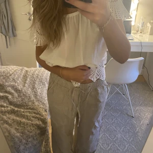 Beige linnebyxor  - Säljer dessa ursnygga linnebyxor från Gina Tricot! Dom är i färgen beige och storlek 36. Super sköna, just dessa finns nog inte kvar💕kontakta gärna vid intresse 