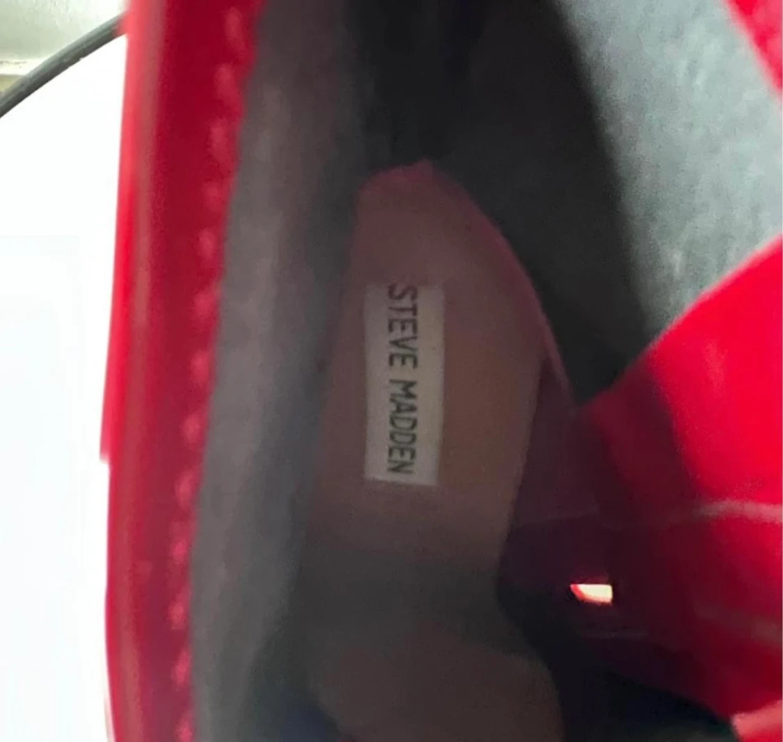 Klackar/Boots i lack från Steve Madden  - 90