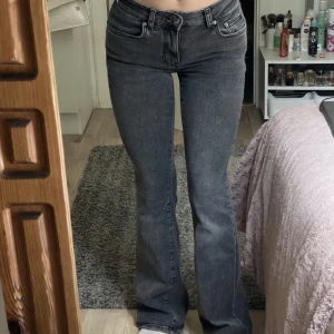 Lågmidjade jeans  - Säljer de här low waist bootcut jeansen från Gina tricot i storlek 34, köpta här på plick och är i bra skick men får inte användning av de (lånade bilder från hon jag köpte av)