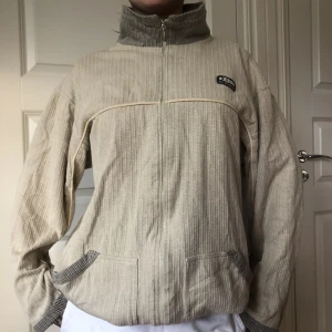 Ile De Roche tröja  - Snygg Ile De Roche tröja som man knyter i midjan. Bra friluftsmärke, köpt secondhand.  Storlek XXL men sitter snyggt oversized på mig som är en S.