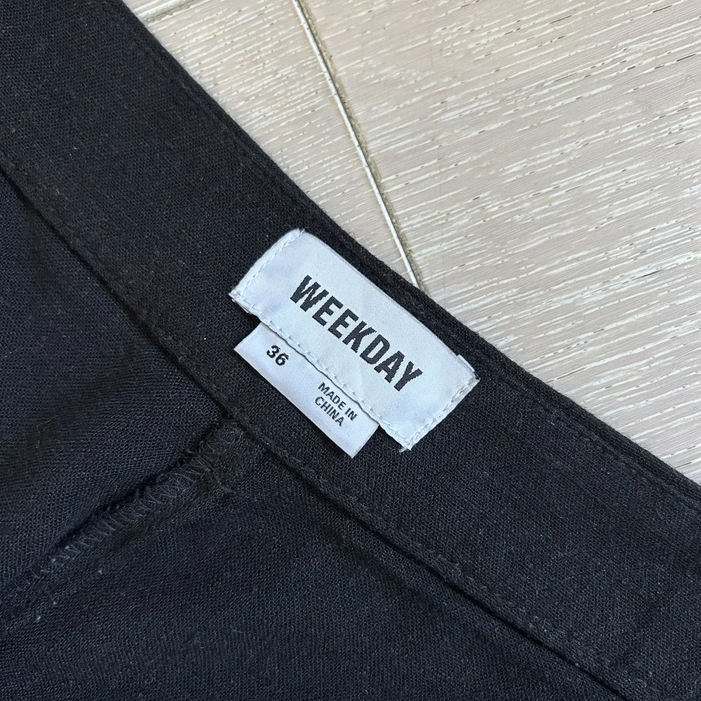 Oversized mid-waist byxor i linnemix från Weekday i storlek 36. Byxorna är i nyskick. Du kan använda KÖP NU 🫶🧚. Jeans & Byxor.