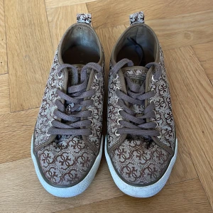Guess skor - Äkta guess skor! Köpta för 1200 och säljer de nu för 300 efter att ha använt ett par gånger. 