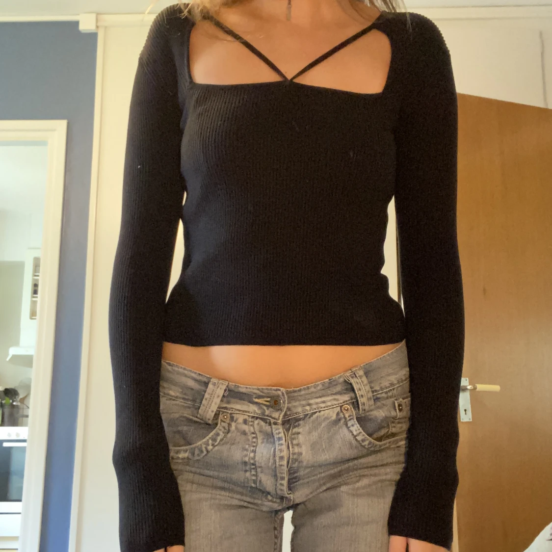 Svart zaratopp med detaljer