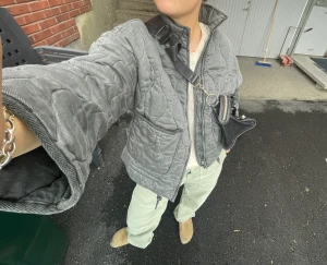 Populär Jacka  - Säljer denna snygga jacka från Zara, knappt använd och i fint skick! Skickas mot frakt!