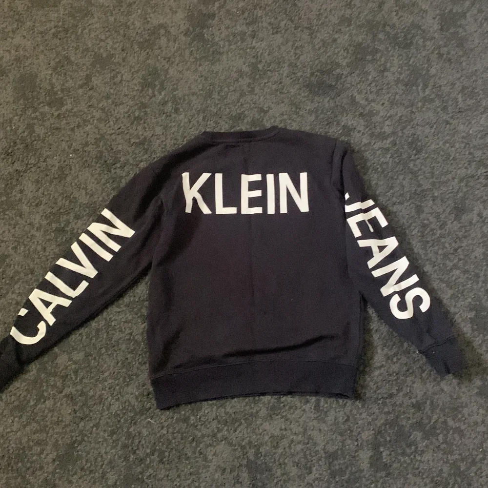 Calvin Klein sweatshirt i bra skick storlek XS. Tröjor & Koftor.