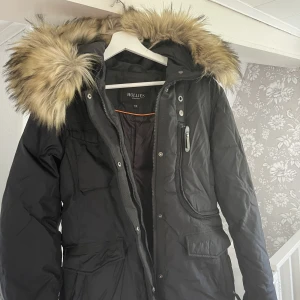 Livigno long jacket från Hollies - Inköpt för två år sen men aldrig använt pga fel storlek, endast hängt i garderoben. Storlek 42 (liten i storlek) Ev. prutbar vid snabb affär! :)