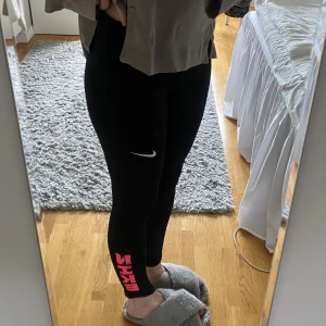 Träningstights  - Oanvända träningstights från Nike med tags kvar! Mid waist och knytning i midjan finns. Passar S-M