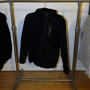 Sail Racing Jacka - En helt äkta Sail Racing Jacka som inte är till användning längre. Det finns ett litet håll vid höger ficka men det är ingenting som man tänker på eller märker av så mycket. Sedan finns det röd gammal måla färg på vänster armbåge men kan säkert tvättas. 