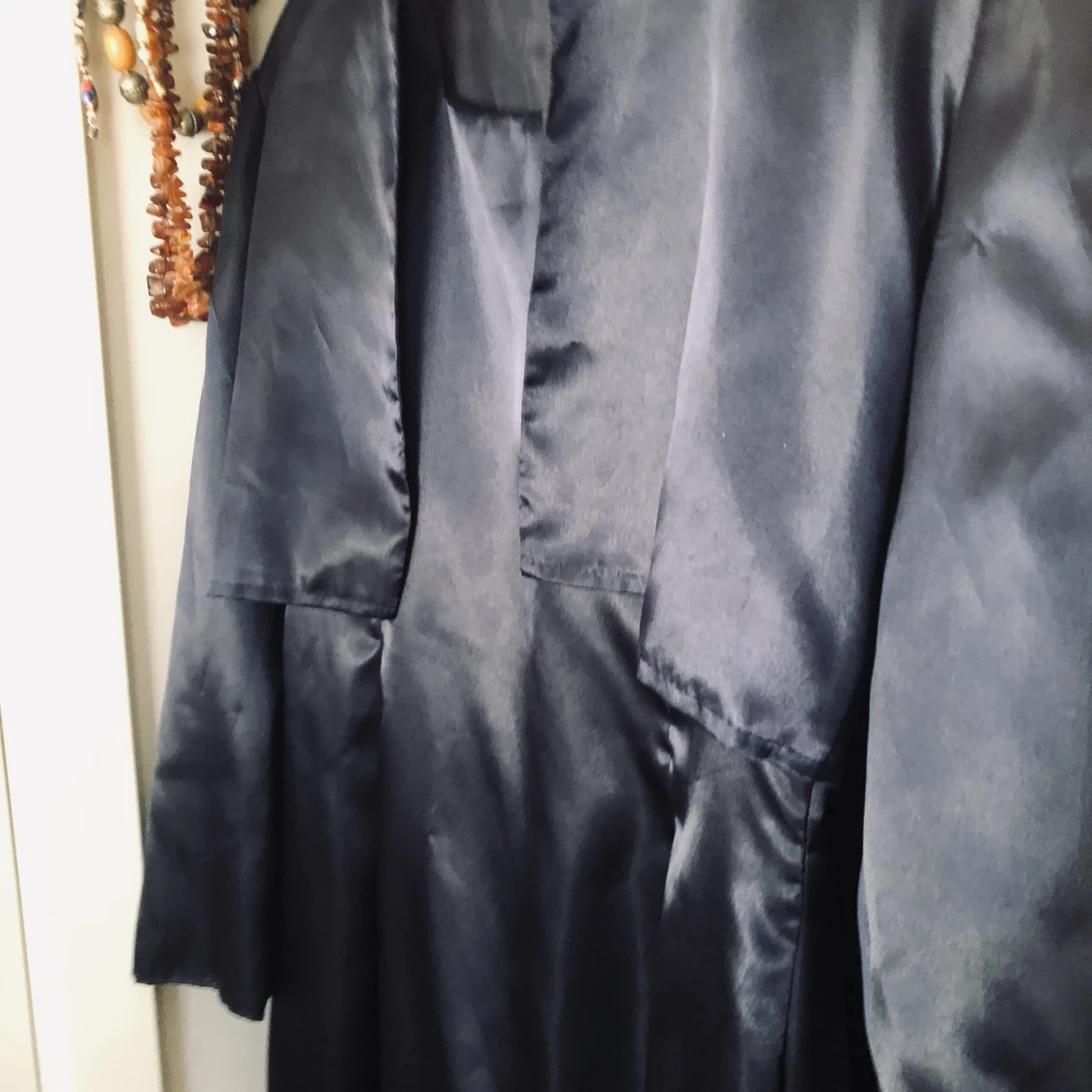 Mörkblå, Sömmerskesydd långklänning i tafftliknsnde tyg. 