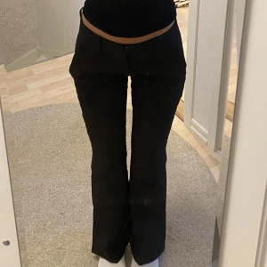 Lågmidjade kostymbyxor - Lågmidjade kostymbyxor med slits  Sparsamt använda, inga skador ser ut som nya. Originalpris 499kr Pris kan diskuteras💕