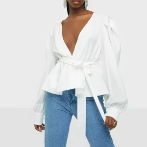 Vit Puffig Top - Puffig vit blus/top från Missguided. Endast använd vid ett tillfälle för att ta en bild. Orginal pris: 330kr