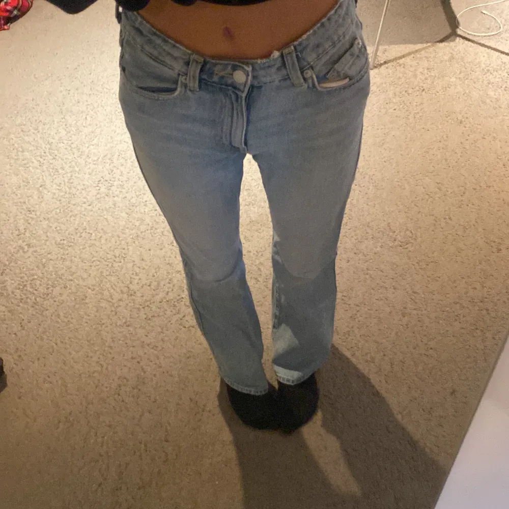 Bootcut jeans från Weekday som ändast är lite slitna vid hälarna då dom har varit lite för långa på mig. Ny pris 500kr säljer för halva priset. Mid waist . Jeans & Byxor.