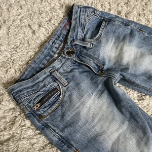 Lågmidjade bootcut jeans - Jeans från Cross. ❤️ Lågmidjad och bootcut modell med coola detaljer. Innerbenslängd: 79cm, midjemått rakt över: 34,5cm. W25, L32. Kan ej fixa bilder på men kan fixa fler mått! 🫶 Håll koll på min profil, lägger för det mesta upp vintage jeans. 😍