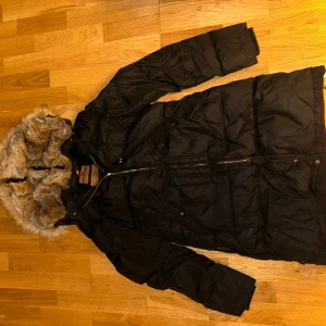 Parajumper longbear - Parajumper longbear strl S, fickan har gått upp lite men går att fixa enkelt därav priset 