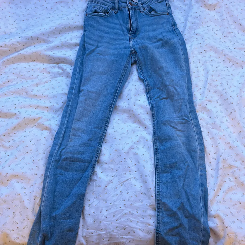 Superfina blå jeans som tyvärr inte används💓 bra skick😍. Jeans & Byxor.