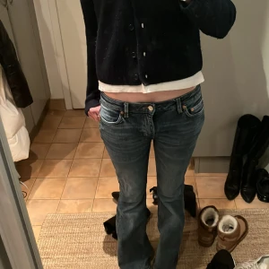 Weekday bootcut jeans  - Säljer dessa fina jeans pågrund av att jag inte för så stor användning av dem, använts få tal gånger. Inget tecken på användning. 