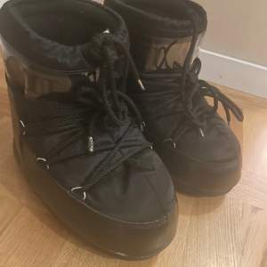 Super trendiga och snygga låga moonboots köpte från plick! Jätte bra skick och inga defekter. Säljer eftersom dom inte passade helt. Storlek 38-39. Äkta såklart. Pris kan diskuteras vid snabb affär. Lite stora i storleken