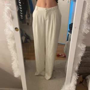 vita kostymbyxor  - säljer mina vita kostymbyxor som är för långa för mig ( jag är 158cm) jätte fina och bra skick💞