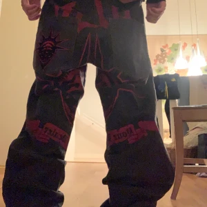 baggy jeans med fet print - väldigt bra skick inte använda mycket